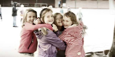 Om skolen - Glade piger - Engdalskolen